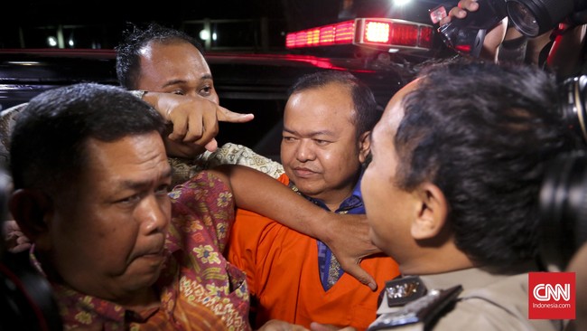 Pengacara Rio menyebut, kliennya menerima duit Rp200 juta yang diserahkan melalui perantara Franisca Insani Rahesti di Hotel Kartika Chandra. 