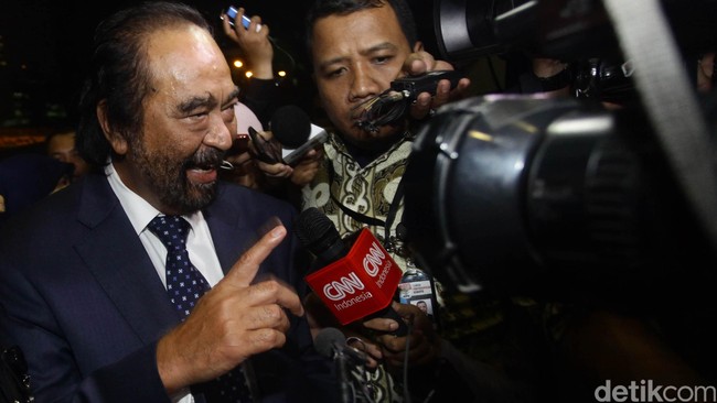Ketua Umum Partai NasDem itu mengaku telah dipanggil sejak Senin (19/10). Karena bersamaan dengan agenda lain, dia pun minta dijadwalkan hari ini.