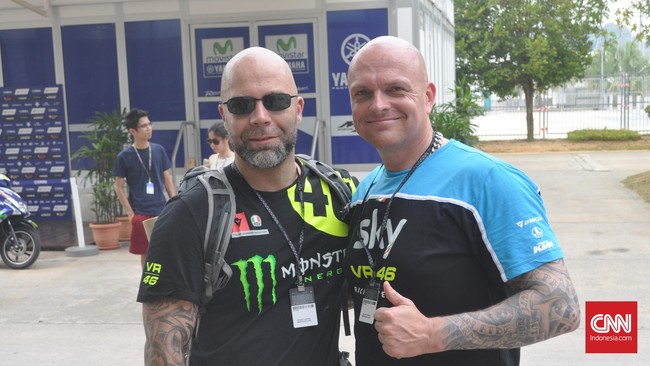 Ketimbang sirkuit-sirkuit Eropa, Sepang menyajikan kesempatan lebih besar berfoto bareng Valentino Rossi untuk dua orang pria asal Jerman.