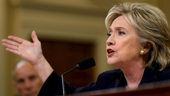 Calon presiden partai Demokrat Hillary Clinton menyebut usul memakzulkan dirinya di hari pertama sebagai presiden, jika terpilih, tak masuk akal.