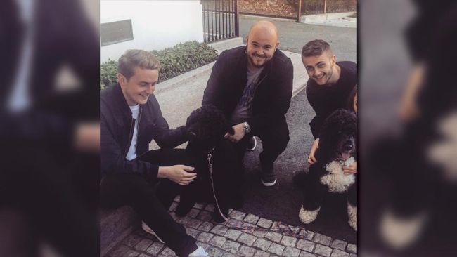 Disclosure mengunjungi Amerika Serikat dalam rangka tur konser musik. Mereka pun sempat bermain dengan anjing Obama, Sunny dan Bo.