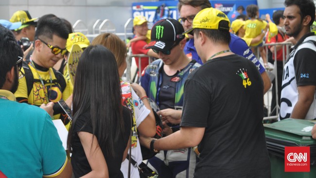 Jorge Lorenzo termasuk pebalap top yang ramah dan bersahabat dengan penggemar MotoGP. Namun, Lorenzo sial karena ia satu tim dengan pebalap terpopuler.