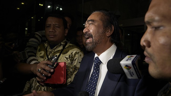 Pengajuan hak angket e-KTP ini menimbulkan perdebatan di masyarakat. Suryo Paloh mendukung fraksinya menggunakan hak angket e-KTP.