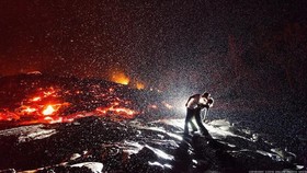 Kisah Romantis di Balik Foto Ciuman Terpanas
