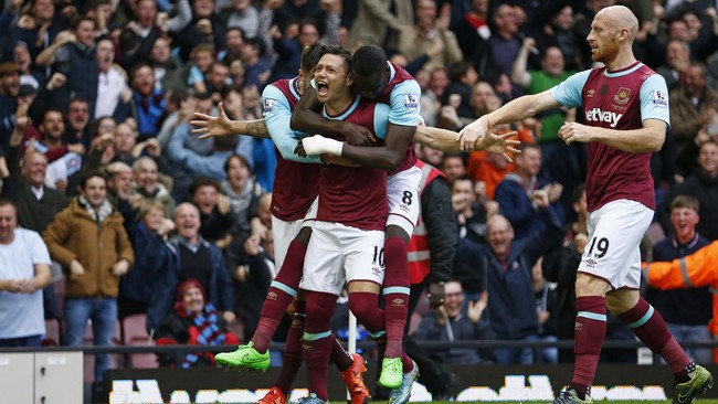 Tembakan keras Mauro Zarate membuat West Ham United unggul 1-0 atas Chelsea di babak pertama.