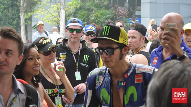 Valentino Rossi mengaku tak selalu bermain sebagai dirinya sendiri di video game. The Doctor mengaku gundah sering melihat dirinya sendiri jatuh di video game.