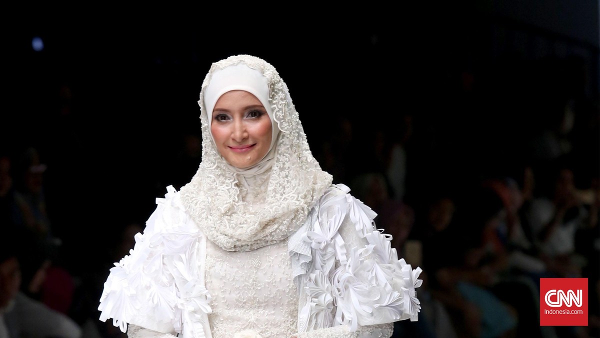 Nuansa Bening Busana Hijab di Jakarta Fashion Week 2016