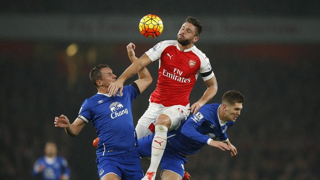 Arsenal sukses mengakhiri babak pertama dengan keunggulan 2-1. Olivier Giroud dan Laurent Koscielny menjadi pencetak gol bagi Arsenal.