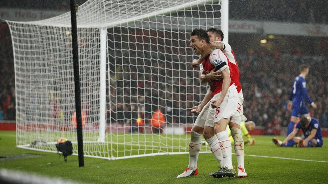 Arsenal berhasil mengalahkan Everton dan menjadi pemuncak klasemen Liga Inggris.