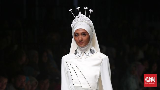 Dua desainer Indonesia menampilkan karya terbaik mereka dalam Jakarta Fashion Week 2016. Mana rancangan east vs west yang terbaik?