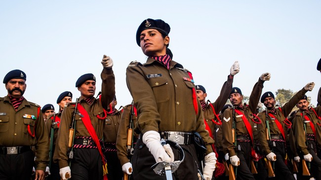 Mengejar ketinggalan dari Pakistan, India juga memutuskan menurunkan wanita dalam peperangan udara, bertugas sebagai pilot jet tempur.