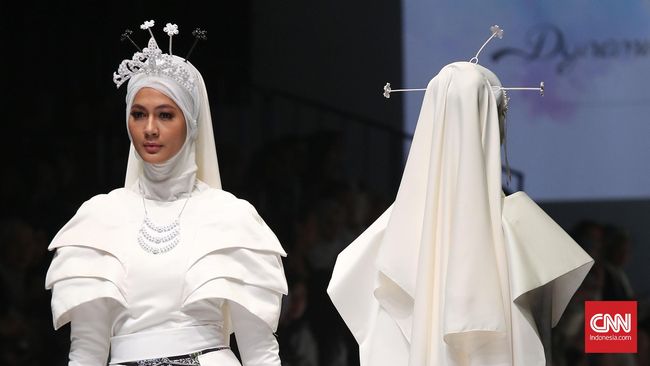 Empat desainer Indonesia, Zaskia Sungkar, Ria Miranda, Restu Anggraeni dan Norma Hauri akan unjuk karya di Dubai Modest Fasion Week 2017 pekan depan.