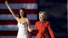 Katy Perry Terang-terangan Dukung Hillary Clinton