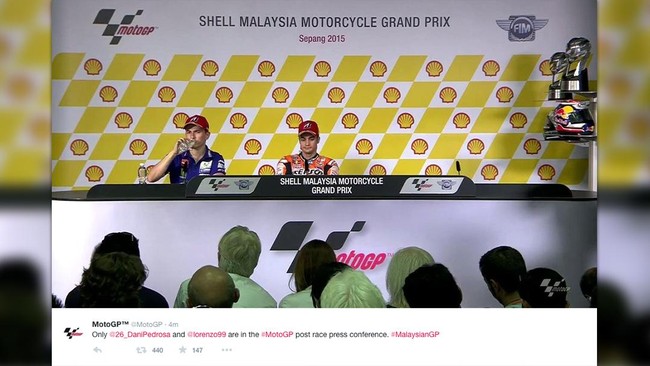 Tak ada yang tahu apa di benak Valentino Rossi setelah ia menerima hukuman start dari posisi paling belakang di GP Valencia, 8 November nanti.