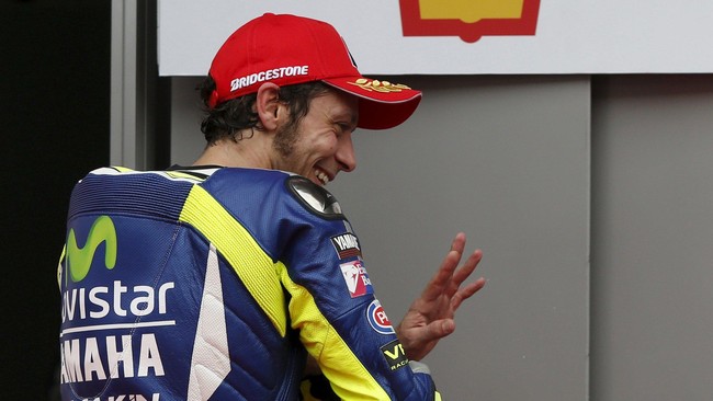 Valentino Rossi kesal bukan buatan. Satu ucapan mengejutkan meluncur, Rossi berpikir Marquez menang lantaran telah sedikit menjegalnya dalam perebutan juara.