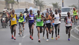Lomba Lari 400 Meter Sambil Menenggak Bir Murni