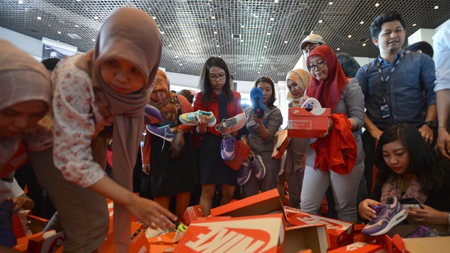 Pesta diskon sepatu Nike di sebuah pusat perbelanjaan di Jakarta berujung kisruh. Warganet mengomentari toko yang berjubel disesaki pengunjung.