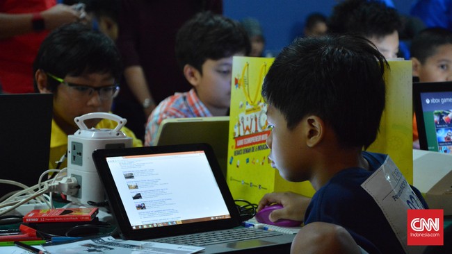 Smartphone atau gadget bisa berfungsi karena ada aplikasi-aplikasi pintar di dalamnya. Sulitkah membuat aplikasi-aplikasi tersebut? 