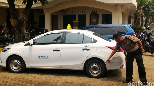 Aksi penembakan itu terjadi pada pukul 05.30 WIB pagi tadi. Supir taksi Rakhmat Suparman mengaku ditodong dan sempat mendapat ancaman oleh pelaku.