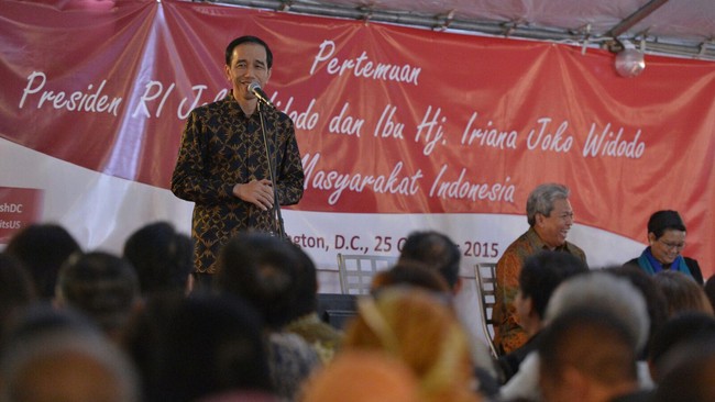 Presiden Jokowi menginstruksikan Menteri Lingkungan Hidup dan Kehutanan Siti Nurbaya Bakar untuk mencabut izin perusahaan kelapa sawit yang membakar kebun.