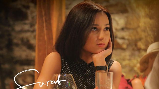 Julie Estelle menyanyikan Nyali Terakhir, lagu tema orisinal untul film Surat dari Praha.