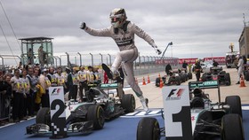 Hamilton Pangkas Jarak dengan Rosberg