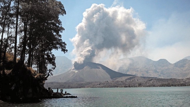 Tiga hari setelah erupsi, wisatawan masih dilarang untuk tidak beraktivitas dalam radius tiga kilometer dari anak Gunung Rinjani.