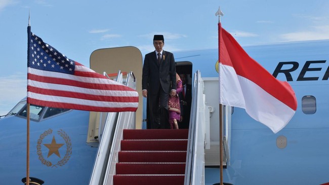 Bencana kabut asap sedang membekap banyak tempat di Indonesia. Presiden Joko Widodo malah pergi ke Amerika Serikat. Mengapa? 
