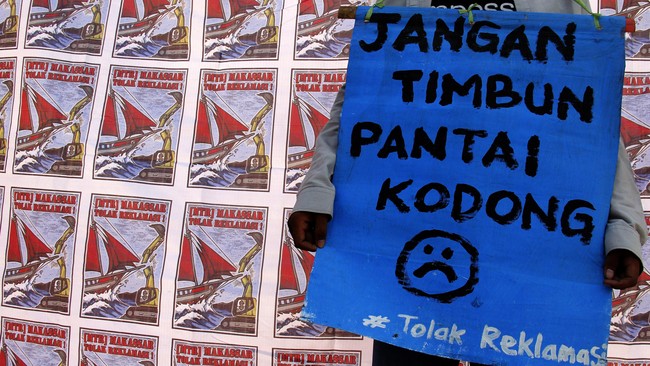Mulai dari rencana reklamasi Selat Makassar di Sulawesi Selatan, Teluk Palu di Sulawesi Utara, Tanjung Benoa di Bali dan pantai utara Jakarta ditentang warga.