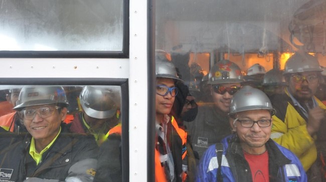 Guna menekan risiko kredit macet, Bank Mandiri dan BRI menghentikan fasilitas kredit tanpa agunan untuk karyawan Freeport dan subkontraktornya mulai bulan ini.