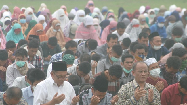 Gubernur Jawa Timur Khofifah Indar Parawansa bersama setidaknya 8.000 orang menggelar salat minta hujan di lapangan Mapolda Jatim, Minggu (6/10).