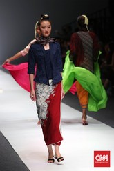 Batik dan Kebaya, Tak Melulu Harus 'Jadul' Kebaya dan kain batik selama ini identik dengan gaya yang 'jadul' dan tradisional. Namun di tangan Obin, batik bisa digunakan untuk anak muda yang bergaya.