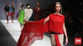 Batik dan Kebaya, Tak Melulu Harus 'Jadul' Kebaya dan kain batik selama ini identik dengan gaya yang 'jadul' dan tradisional. Namun di tangan Obin, batik bisa digunakan untuk anak muda yang bergaya.