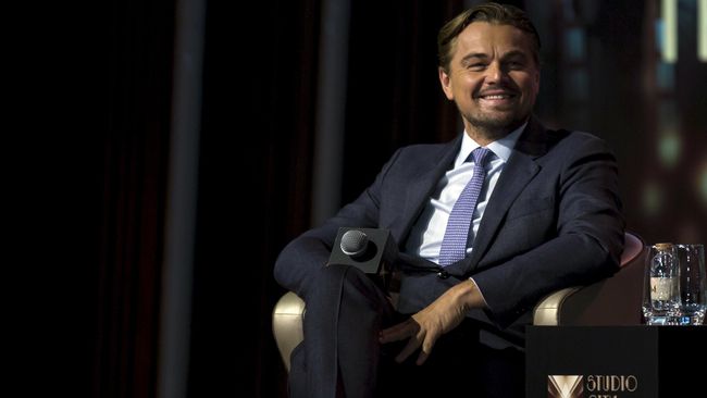 Netizen membuat tagar #RumiWasntWhite dan mempertanyakan mengapa penyair sufi Muslim seperti Jalaluddin Rumi harus dimainkan Leonardo DiCaprio.