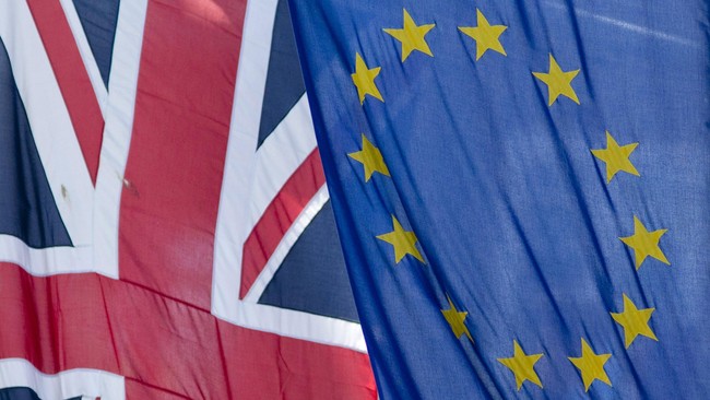 Uni Eropa ingin adanya kejelasan terkait status kewarganegaraan, penyelesaikan keuangan Inggris terhadap Uni Eropa, dan nasib Irlandia setelah Brexit.
