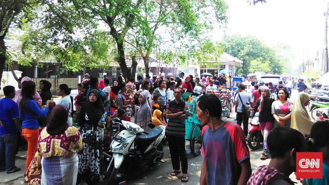 Proses rekonstruksi sedot perhatian publik. Ratusan warga mendatangi lokasi kejadian pembunuhan seorang Ibu dan anaknya di Cakung, Jakarta Timur. 