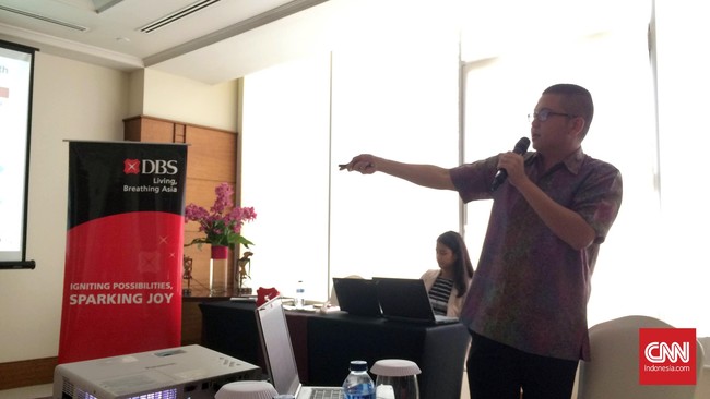 Ekonom DBS Group Research Gundy Cahyadi membantah asumsi pelemahan rupiah akan membuat murah investasi di Indonesia.