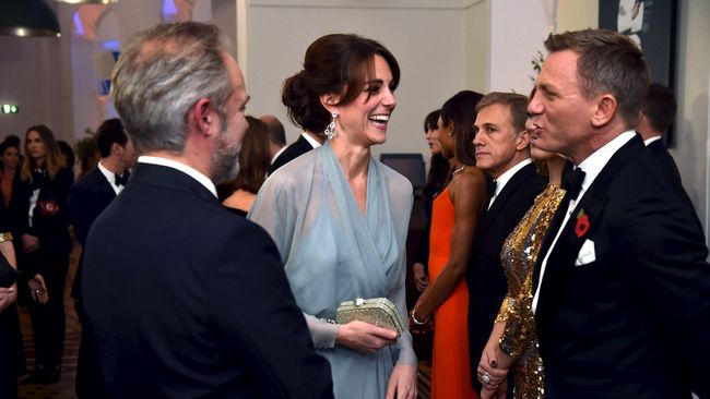 Kate Middleton, Pangeran William, dan Pangeran Harry ikut berjalan di karpet merah, menyapa para bintang dan sutradara Spectre.