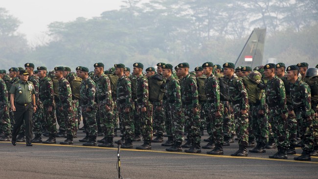 Hambatan bukan terletak pada peralatan pemadam, melainkan ganasnya kobaran api. Titik-titik api muncul secara serentak dalam satu waktu, tak terkendali.