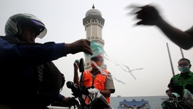 Gojek dan Grab Klaim Bagikan Masker Gratis tapi Terbatas