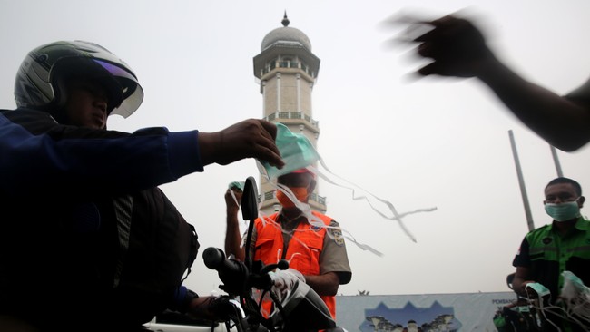 Gojek dan Grab Indonesia mengaku telah memberikan masker gratis buat mitra pengemudi, namun lokasinya terbatas dan tidak rutin.