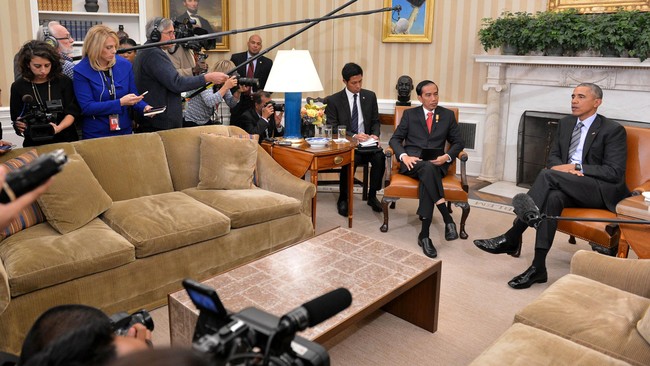 Menyanggah tulisan bertajuk 'Menunggu di Lobi Gedung Putih', Kementerian Luar Negeri memastikan bahwa Jokowi diundang resmi oleh Obama dalam lawatannya ke AS.