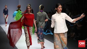'Denyut' Batik dan Kebaya Urban di Tangan Obin