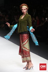 Batik dan Kebaya, Tak Melulu Harus 'Jadul' Kebaya dan kain batik selama ini identik dengan gaya yang 'jadul' dan tradisional. Namun di tangan Obin, batik bisa digunakan untuk anak muda yang bergaya.