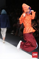 Batik dan Kebaya, Tak Melulu Harus 'Jadul' Kebaya dan kain batik selama ini identik dengan gaya yang 'jadul' dan tradisional. Namun di tangan Obin, batik bisa digunakan untuk anak muda yang bergaya.