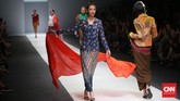 Batik dan Kebaya, Tak Melulu Harus 'Jadul' Kebaya dan kain batik selama ini identik dengan gaya yang 'jadul' dan tradisional. Namun di tangan Obin, batik bisa digunakan untuk anak muda yang bergaya.