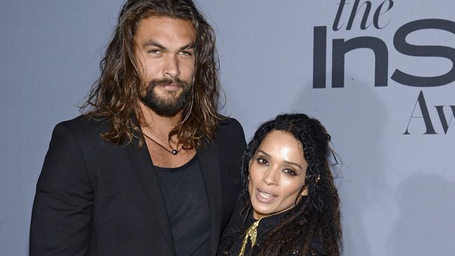Rambut gondrong Jason Momoa bukan hanya karena Aquaman. Ia juga berambut demikian agar tak ditinggal istrinya, Lisa Bonet.