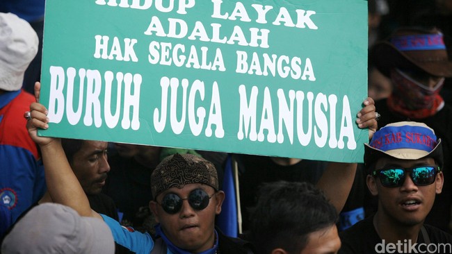 Peneliti menilai bahwa upah minimum bukan untuk menyejahterakan buruh, namun untuk menahan agar buruh tidak jatuh ke garis kemiskinan.