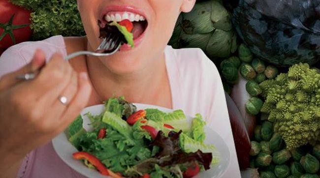 Seorang influencer jatuh sakit lantaran menjalani diet vegan konsumsi makanan mentah. Sejumlah ahli gizi memberikan respons keras.