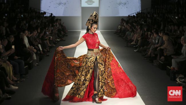 Desainer kebaya legendaris itu mengetengahkan tema ‘Gambang Semarang’ di Jakarta Fashion Week 2016.